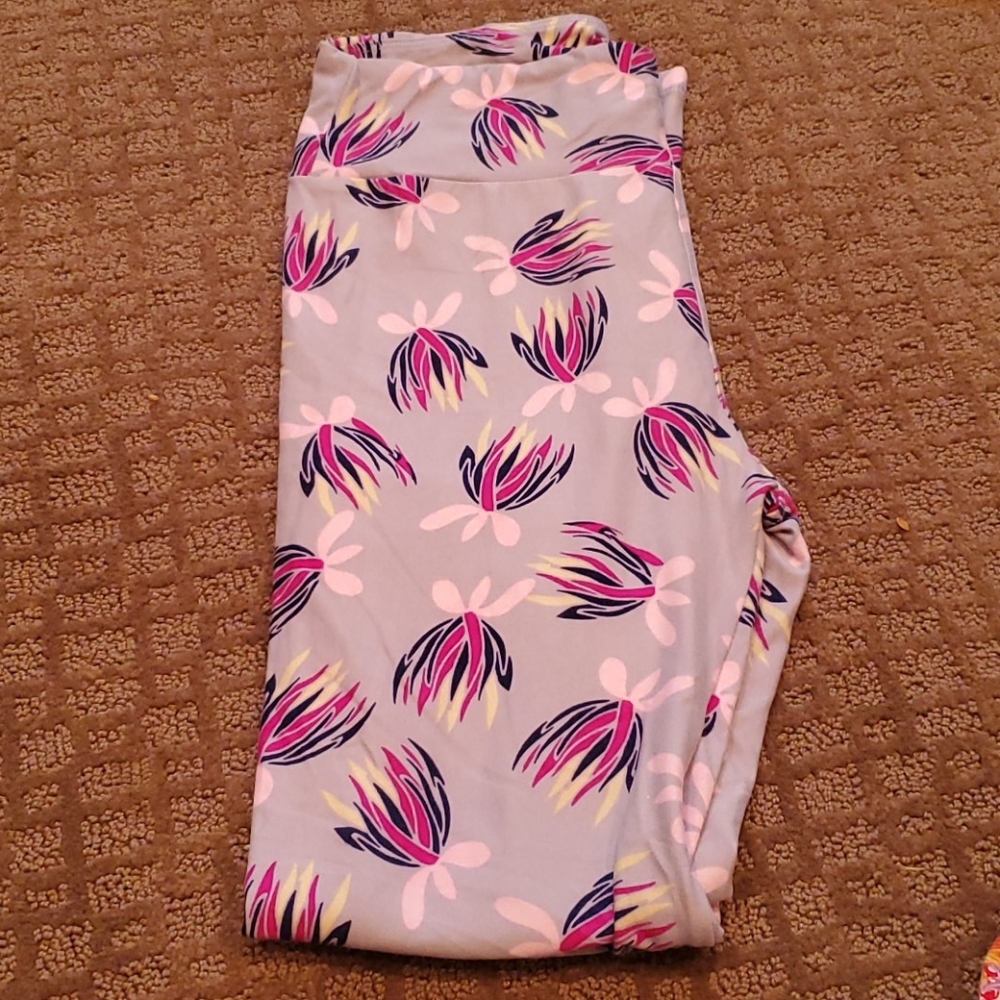 Gray/pink Flower Leggings like new/7 PAIR FOR $20
